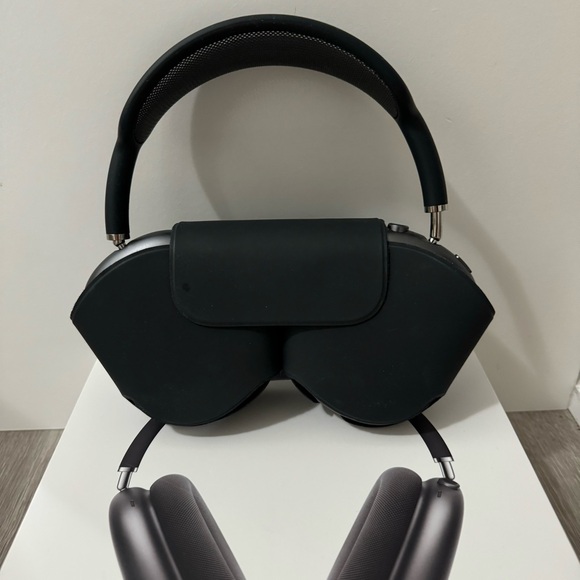 SOLD Airpods Max Space Gray with Box - Picture 1 of 9